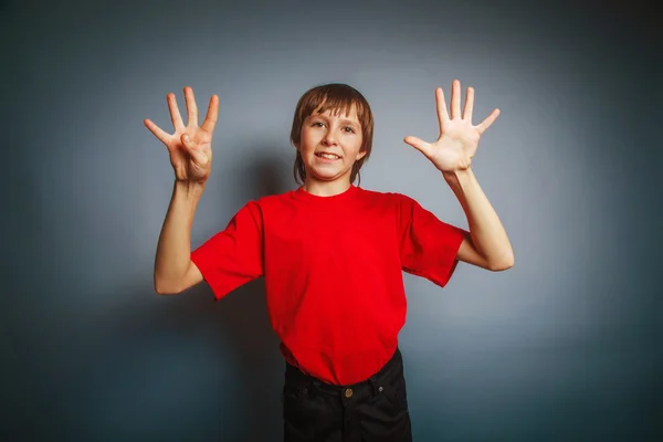 Europeiska-ser pojke på tio år visar nio siffror finger på en g — Stockfoto