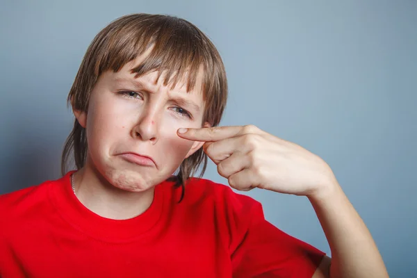 Europese uitziende jongen van tien jaar puistje op de neus, boos over — Stockfoto