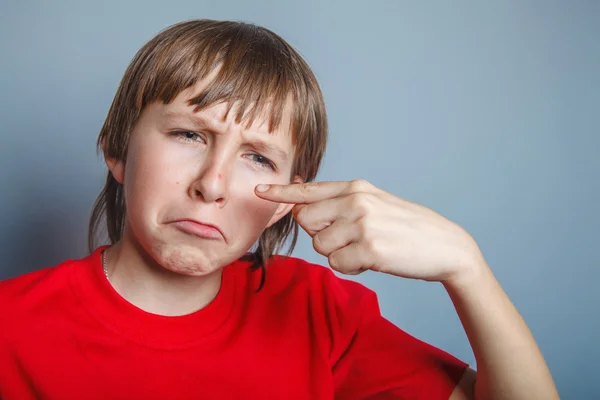 Ragazzo europeo di dieci anni brufolo sul naso, sconvolto oltre — Foto Stock