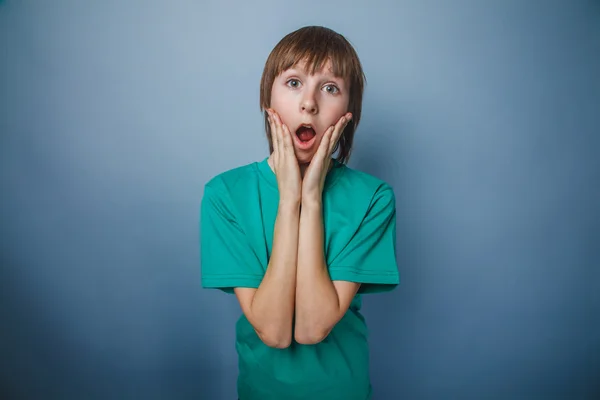 Europäisch aussehende Junge von zehn Jahren überrascht, öffnete seinen Mund auf — Stockfoto