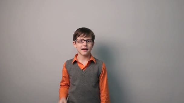 Dospívající chlapec přišel s myšlenkou zprávy asi raduje radost deset let v brýlích — Stock video