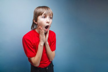 Çocuk, genç, on iki yıl kırmızı gömlekli şaşırttı açık mout