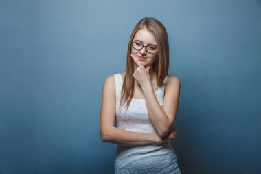 uzağa arıyorsunuz gözlüklü Beyaz giysili bir kadına