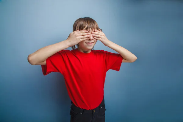 Jongen, ogen tiener, twaalf jaar in rode T-shirt, gesloten handen — Stockfoto