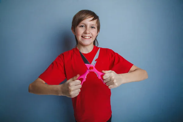 Jongen, tiener, twaalf jaar in het rode shirt houdt een paar o — Stockfoto