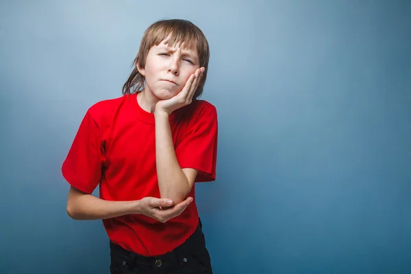 Junge, Teenager, zwölf Jahre im roten T-Shirt mit Zahnschmerzen — Stockfoto