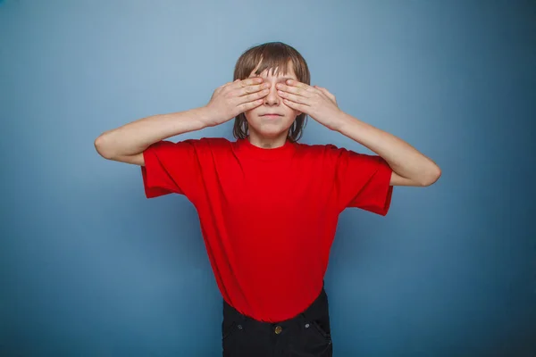 Menino, adolescente, doze anos na camiseta vermelha, olhos fechados mão — Fotografia de Stock