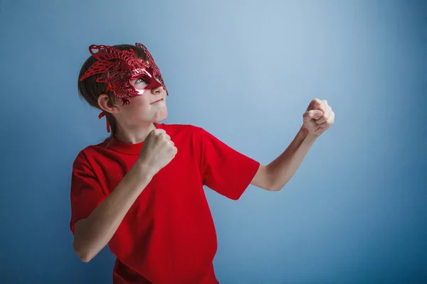 Niño adolescente doce años en camisa roja en la máscara, super héroe — Foto de Stock