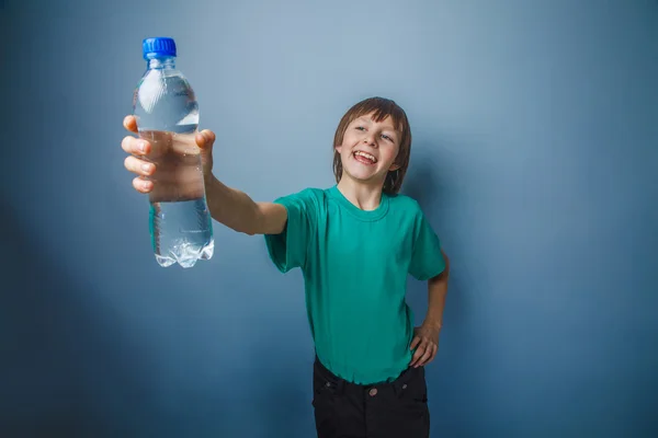Європейський дивлячись хлопчик десяти років від butolkoy води, спраги, o — стокове фото