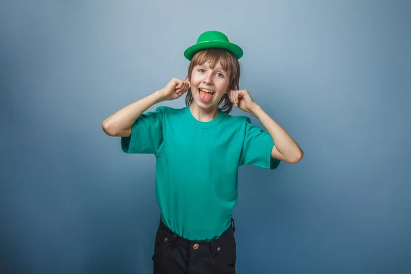 Europäisch aussehender zehnjähriger Junge mit Smiley zeigt die Sprache in einem — Stockfoto