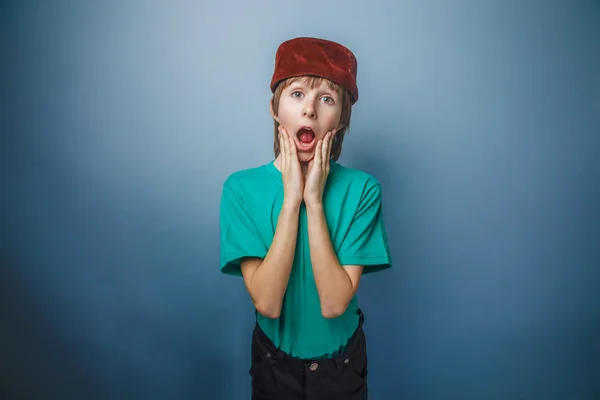 Ragazzo musulmano di dieci anni, skullcap, sorpresa, le mani sul suo fa — Foto Stock