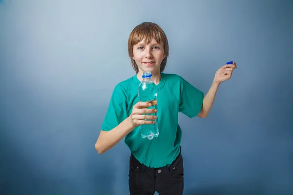 Chico de aspecto europeo de diez años de butolkoy agua en un gra —  Fotos de Stock