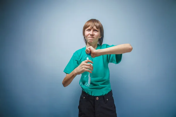 Europäisch aussehende Junge von zehn Jahren aus butolkoy Wasser, Durst, c — Stockfoto