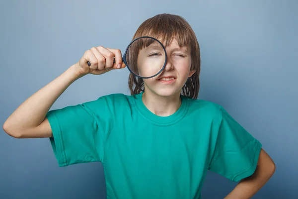 Chłopiec nastolatek Europejski wygląd brązowe włosy w koszuli patrząc t — Zdjęcie stockowe