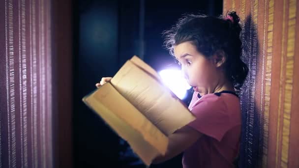 Nastolatka dziecko niespodzianka czytając książkę stojąc na ścianie w rzut strony apartament — Wideo stockowe