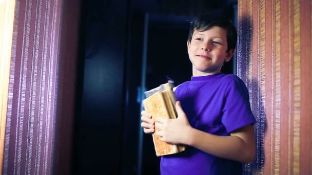 Adolescente niño leyendo un libro, sí gesto de pie contra la pared en la página del apartamento voltear — Vídeos de Stock