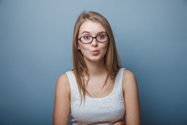 Avrupa görünüm sarışın kız dudak ördeğin gr üzerinde büktü