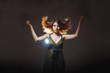 Avrupa görünümlü kız yirmi yıl kadar saçlarını bir gr üzerinde ortaya çıkar.