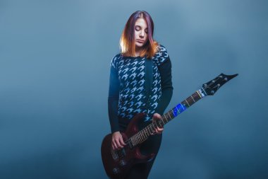 Avrupa görünümlü kız yirmi yıllık bir gitar onun holding