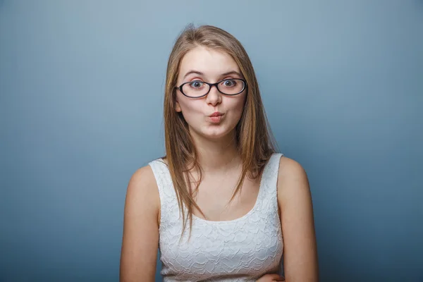 Europees uiterlijk blond meisje tuitte zijn lippen eend op de gr — Stockfoto