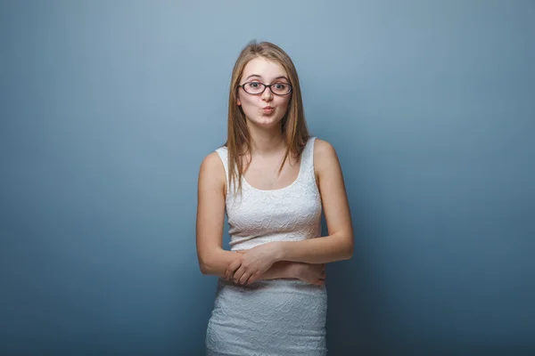 欧洲外观女孩衣服的金发女郎在拉长他的嘴唇上 — 图库照片