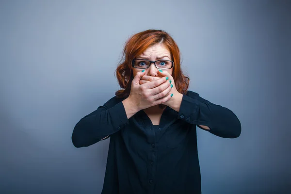 Europäisches Aussehen Frau in Brille Rotschopf geschlossenen Mund mit h — Stockfoto