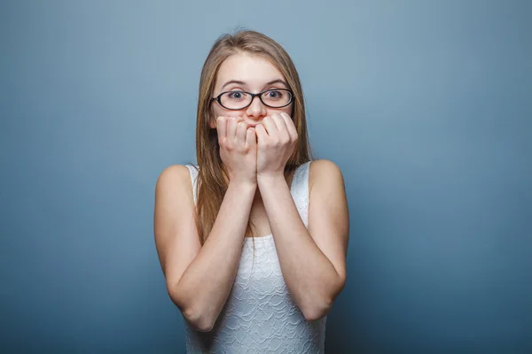 Europäisch aussehende Mädchen von zwanzig Jahren Überraschung, Hände Gesicht auf einem — Stockfoto