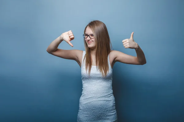 Europese uitziende meisje van twintig jaar duimschroef opwaarts, duim omlaag op — Stockfoto