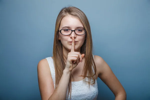 Europäisch aussehendes Mädchen von zwanzig Jahren mit Brille, Finger zu li — Stockfoto