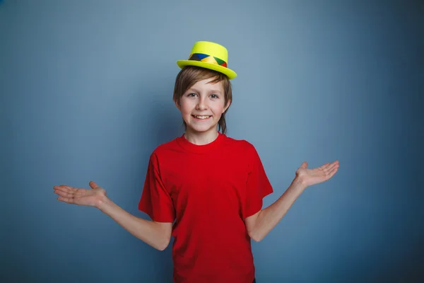 Ragazzo europeo di dieci anni allargò le braccia, il cappello su un — Foto Stock