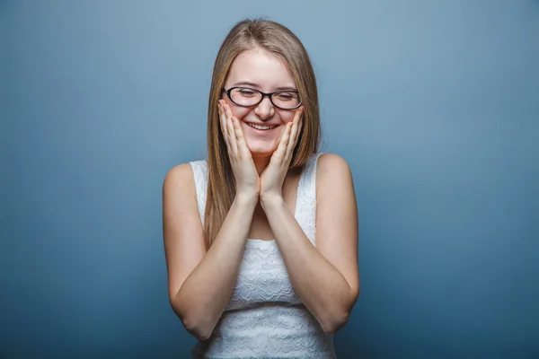 Ragazza dall'aspetto europeo di vent'anni con occhiali, sorpresa, ha — Foto Stock