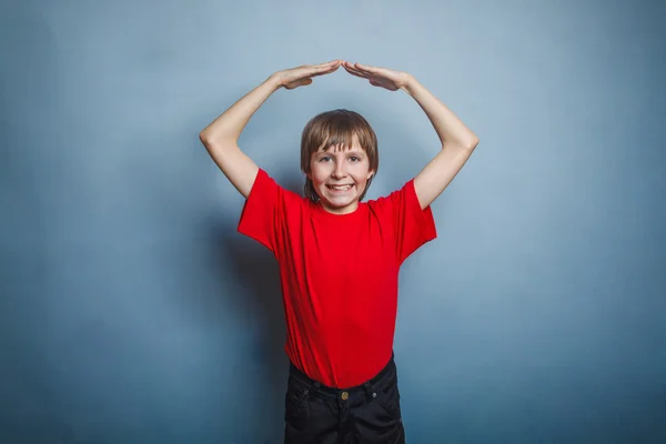 Niño, adolescente, doce años en la camiseta roja, hizo sus manos un —  Fotos de Stock