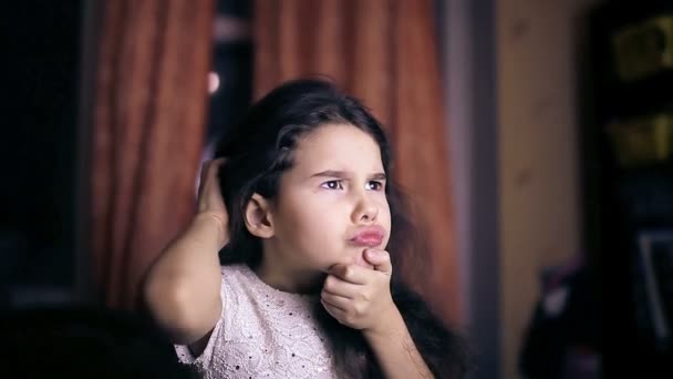 Tiener meisje kind denkt krassen zijn hoofdluis luizen emoties zes jaar brunette — Stockvideo