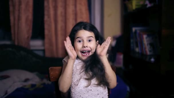 Teen ragazza bambino sorpresa gioia emozioni sei anni bruna — Video Stock