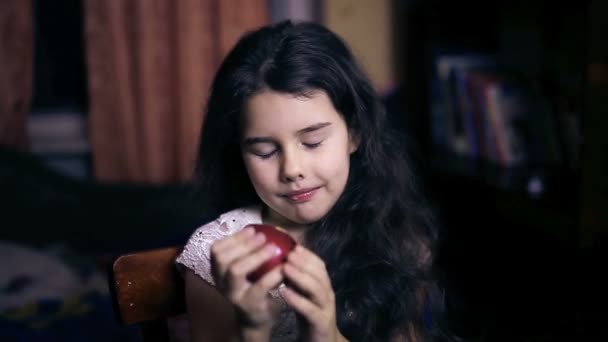 Tiener meisje kind eten een appel bijt een gezonde voeding voor zes jaar brunette — Stockvideo