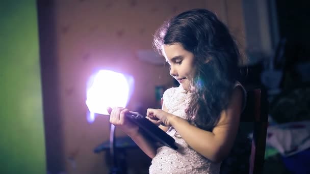 Menina adolescente jogando no quarto à noite tablet morena seis anos — Vídeo de Stock