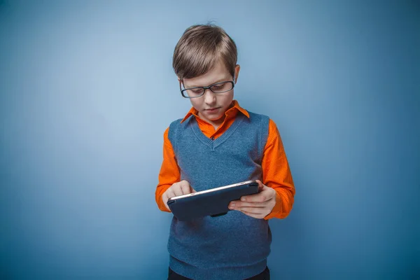 Europese uitziende jongen van tien jaar in glazen speelt de plaat op — Stockfoto