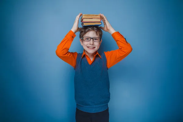 Europeo-looking ragazzo di dieci anni in occhiali con libri su di lei h — Foto Stock