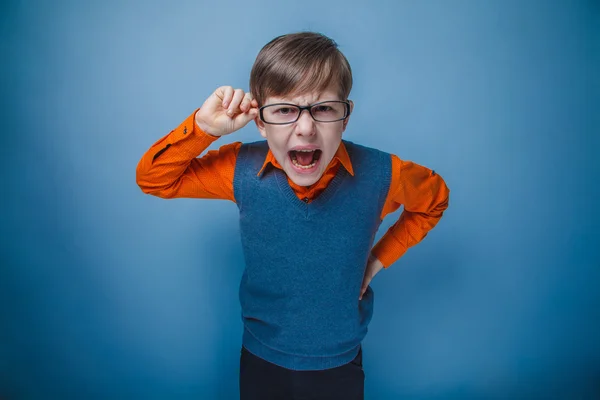 Europeiska-ser pojke på tio år i glas, ilska, öppnade hans — Stockfoto