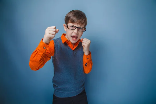 Ragazzo dall'aspetto europeo di dieci anni in occhiali, rabbia, ha aperto la sua — Foto Stock