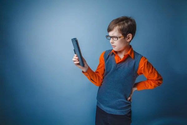 Evropská hledá chlapce deset let v brýlích se dívá na plat — Stock fotografie