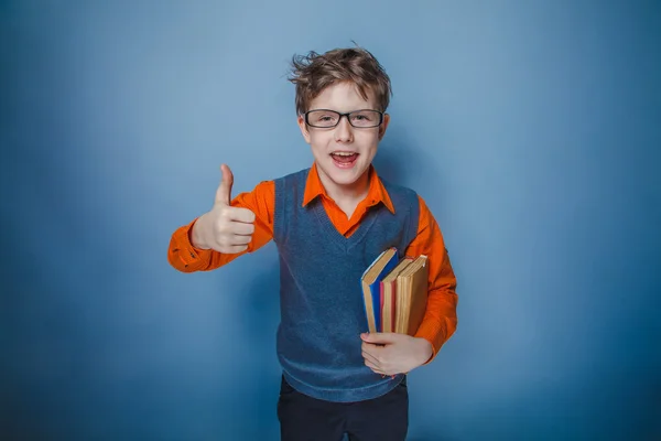 Europese uitziende jongen van tien jaar in glazen met boeken op haar h — Stockfoto