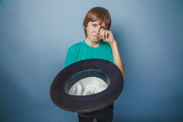 Ragazzo europeo di dieci anni mendicante, povero, chiede mon — Foto Stock