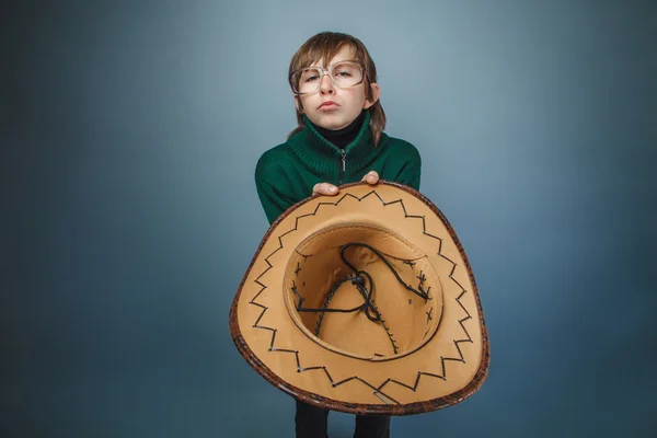 Europese uitziende jongen van tien jaar in glazen houden een hoed, — Stockfoto