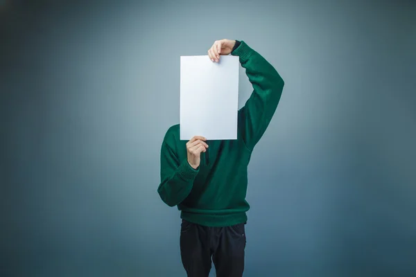 Europese uitziende jongen van tien jaar gedekt zijn gezicht met een clean — Stockfoto