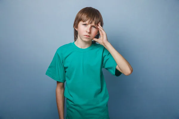 Çocuk, genç, on iki yaşında, içinde yeşil t-shirt holding — Stok fotoğraf