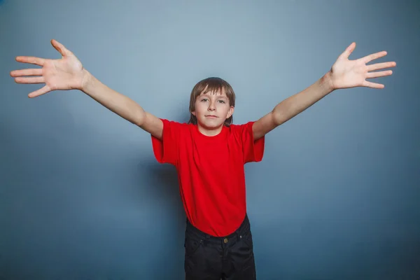 Jongen, tiener, twaalf jaar oud, in een rode shirt, uitgerekt zijn — Stockfoto