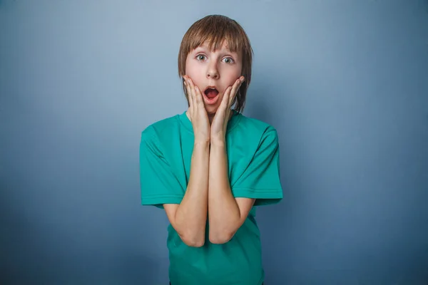 Junge, Teenager, zwölf Jahre im grünen Hemd, öffnete den Mund, — Stockfoto