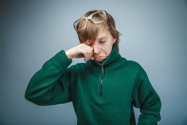 Adolescente ragazzo capelli castani aspetto europeo in maglione verde arguzia — Foto Stock
