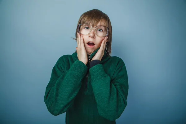 Tiener jongen bruin haar Europees uiterlijk in groene trui ret — Stockfoto